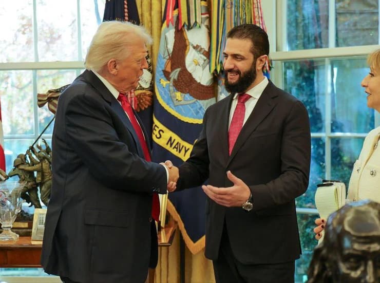 נשיא סוריה אחמד א-שרע בפגישה עם נשיא ארה"ב דונלד טראמפ בבית הלבן
