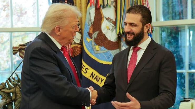 טראמפ מפרגן לא-שרע, שהסתייג בעבר: "לא נתערב בלבנון" נשיא סוריה אחמד א-שרע בפגישה עם נשיא ארה"ב דונלד טראמפ בבית הלבן