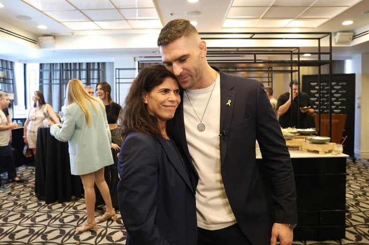 פיטר פלצ'יק עם יו"ר הוועד האולימפי הישראלי יעל ארד