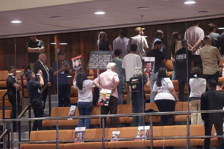 מחאת משפחות שכולות ביציע בזמן מליאת הכנסת