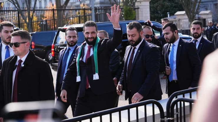 א-שרע מחוץ לבית הלבן