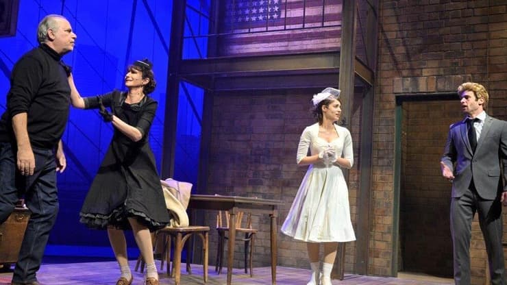 מתוך "מראה מעל הגשר" בתיאטרון העברי