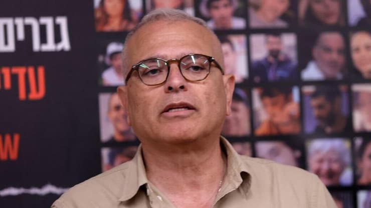 "יריקה בפרצוץ המשפחות". רפי בן שטרית (צילום: אלכס קולומויסקי) מסיבת עיתונאים של ארגון מועצת אוקטובר בכנסת