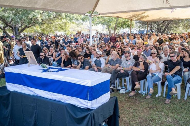 רבים שהגיעו ללוות את ליאור רודאיף בדרכו האחרונה (צילום: אוריאל אבן ספיר) הלווייתו של ליאור רודאיף ז"ל