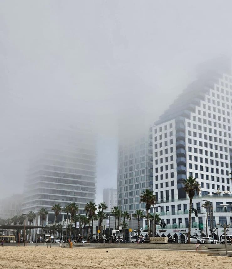 ערפל על חוף תל אביב, הבוקר