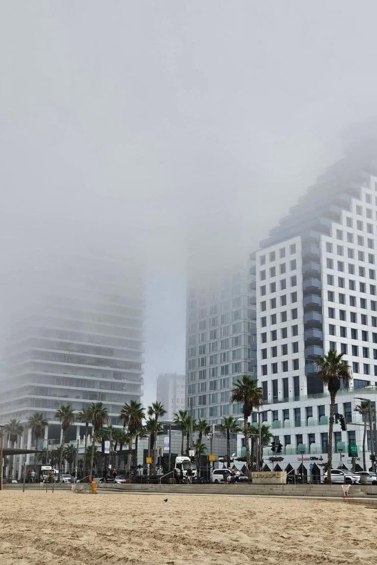 ערפל על חוף תל אביב, הבוקר