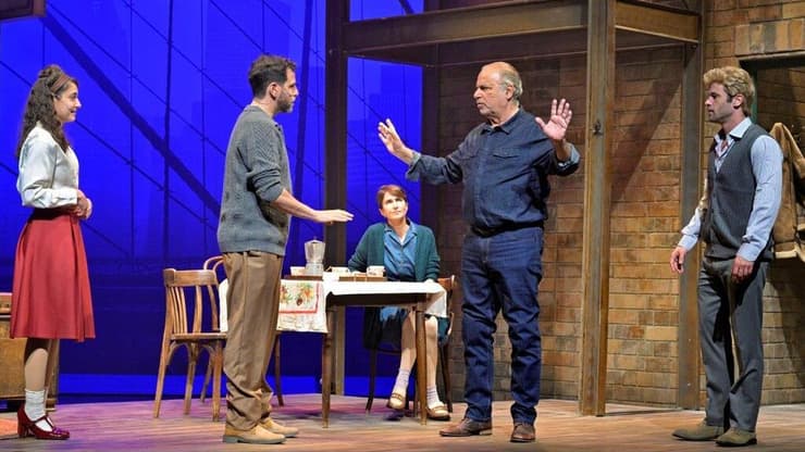 מתוך "מראה מעל הגשר" בתיאטרון העברי