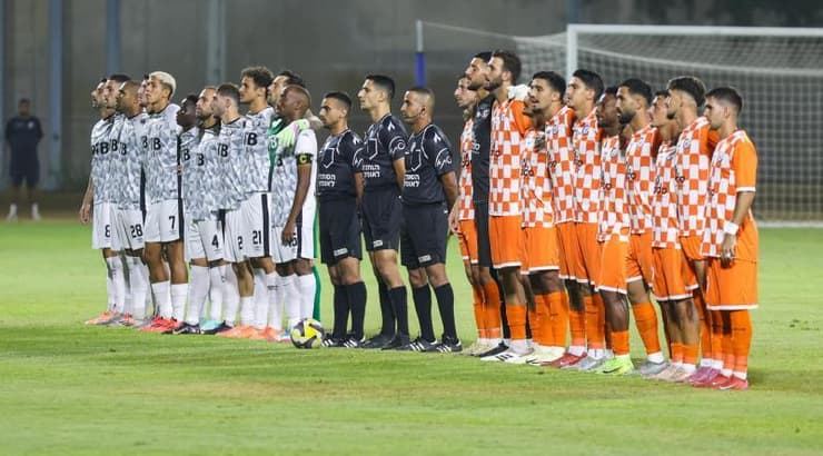 שחקני שתי הקבוצות לפני המשחק (שחר גרוס) שחקני שתי הקבוצות לפני המשחק