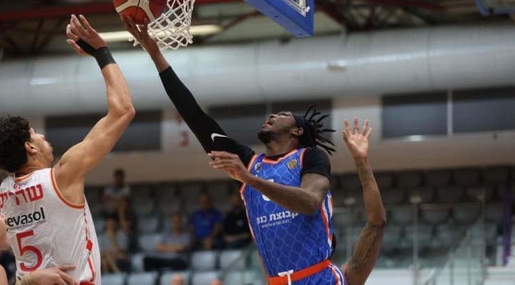 ז'ורדאן ניקוליס מנסה לחסום את קיידן שדריק