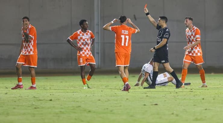 טל כרמלי שולף כרטיס אדום לשון עדרי (שחר גרוס) טל כרמלי שולף כרטיס אדום לשון עדרי