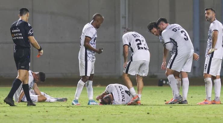 עבדי פרחאת על הדשא (שחר גרוס) עבדי פרחאת על הדשא