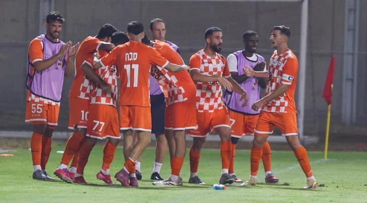 שחקני הפועל ראשון לציון חוגגים את שער היתרון (שחר גרוס) שחקני הפועל ראשון לציון חוגגים את שער היתרון