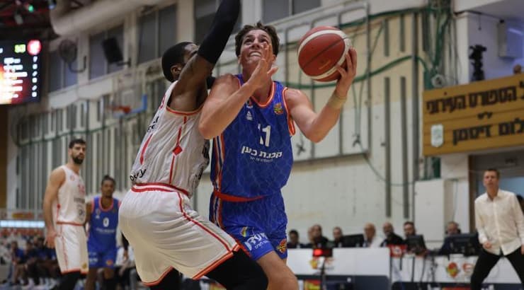 אדם אריאל בפעולה