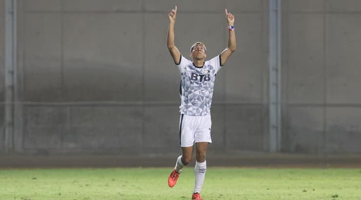 אנסוני פריאס חוגג (שחר גרוס) אנסוני פריאס חוגג