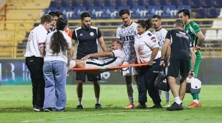 פרחאת עבדי יורד מהמגרש באלונקה (שחר גרוס) פרחאת עבדי יורד מהמגרש באלונקה