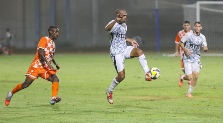 אורי מגבו בפעולה (שחר גרוס) אורי מגבו בפעולה