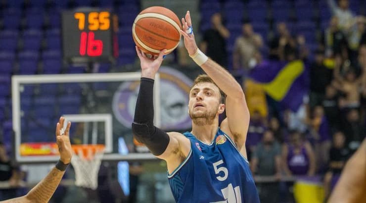 תומר אסייג זורק לשלוש