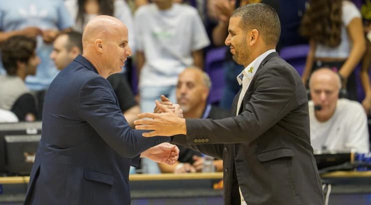 חיבוק המאמנים בפתיחת המשחק