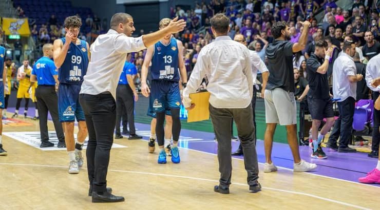 הספסל של קריית אתא נאלץ להתרחק מהיציע