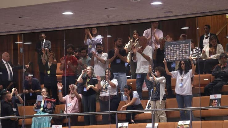 מחאת משפחות שכולות ביציע בזמן מליאת הכנסת