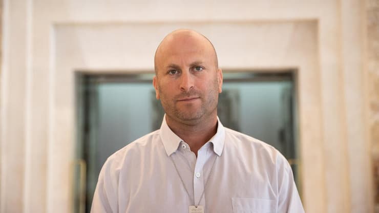 ח"כ קרוייזר, יו"ר ועדת הפנים והגנת הסביבה (צילום: אלכס קולומויסקי) עתירה בנוגע לבקשות לביקור אסירים ביטחוניים