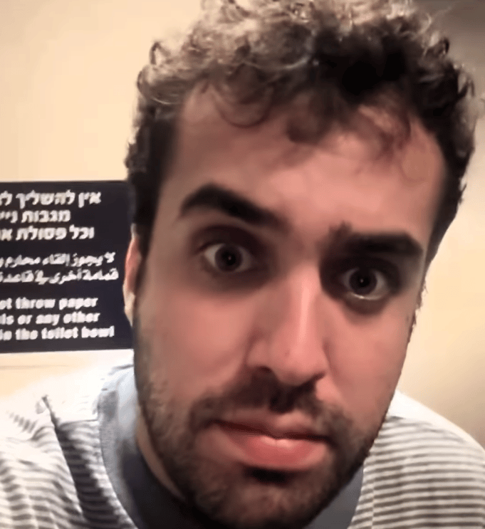 ביקורת השירותים שהפכה ללהיט ויראלי