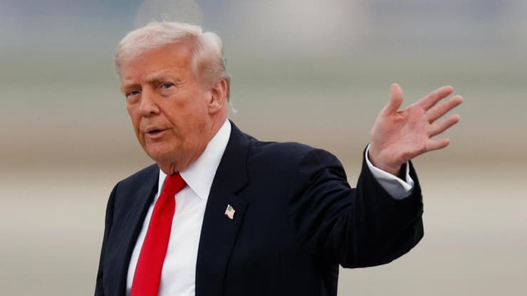 טראמפ. השלבים הבאים בתוכניתו לעזה לא ברורים (צילום: AP Photo/Luis M. Alvarez) נשיא ארה"ב טראמפ ב מטוס אייר פורס 1