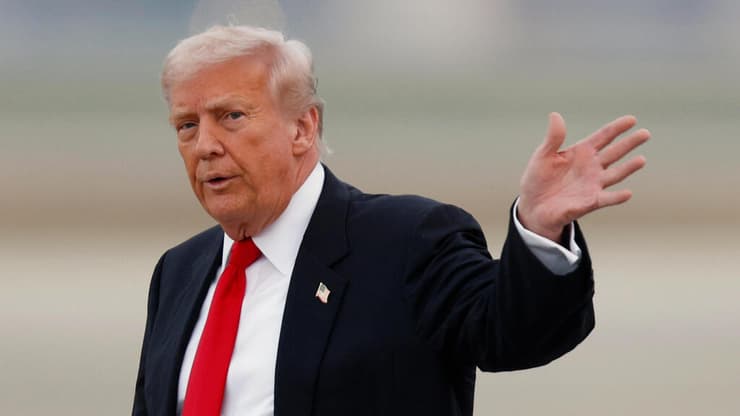 נשיא ארה"ב טראמפ ב מטוס אייר פורס 1 