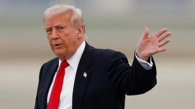 נשיא ארה"ב טראמפ ב מטוס אייר פורס 1 