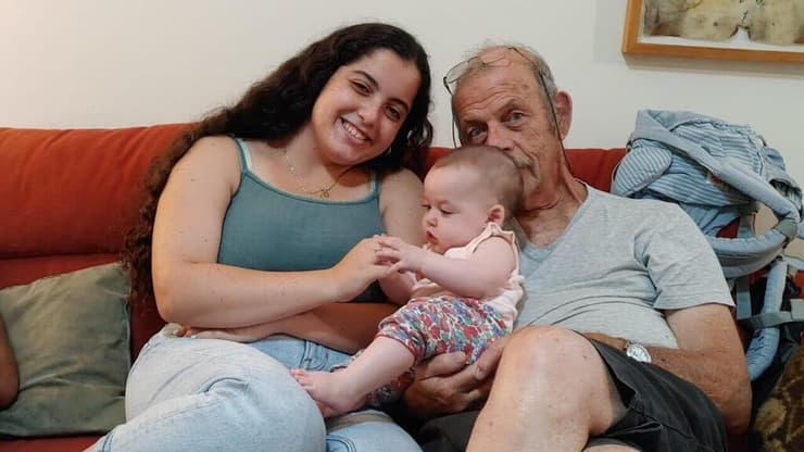 "סבא היה חכם בצורה בלתי רגילה". ליה וייס עם סבה חיים פרי ז"ל (צילום: באדיבות המשפחה ) ליה וייס, ביחד עם חיים פרי ז"ל