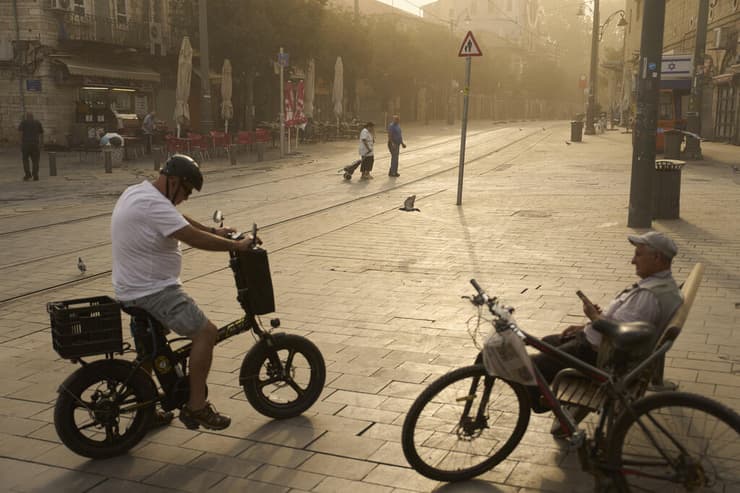 אנשים במחנה יהודה שבירושלים, בגל החום הקיצוני שפקד את ישראל באוגוסט 2025