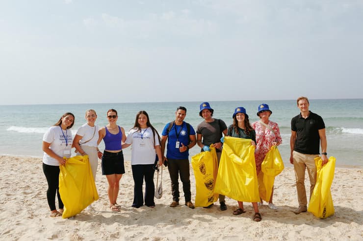 מתנדבים באירוע ניקוי החופים הבין - לאומי (צילום: אפי יוספי) מתנדבים באירוע ניקוי החופים הבין - לאומי