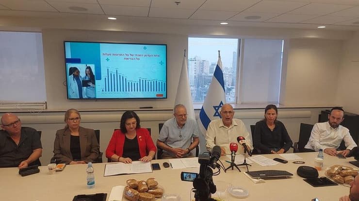 הרופאים וארגוני הבריאות משלבים ידיים. מימין לשמאל: ברוך ליברמן שירה קופרמן סגל, שמוליק בן יעקב, ד"ר זאב פלדמן, ח"כ טטיאנה מזרסקי, דנה פרוסט וד"ר רני ברנע (צילום: ארגון רופאי המדינה) זעקה בעניין סחבת סל התרופות. מימין לשמאל: ברוך ליברמן שירה קופרמן סגל, שמוליק בן יעקב, ד"ר זאב פלדמן, ח"כ טטיאנה מזרסקי, דנה פרוסט, ד"ר רני ברנע