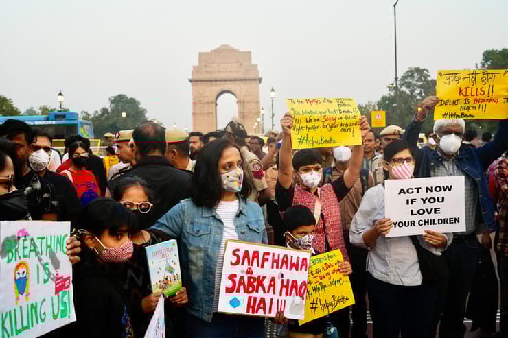 אזרחים מוחים בעקבות חוסר פעולה של הרשויות בהודו בכל הנוגע למאבק בזיהום האוויר