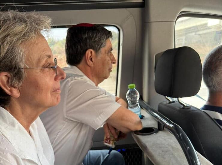 משפחת גולדין בדרכם להלוויה, עוברים על פני המוני האזרחים שיצאו עם דגלים