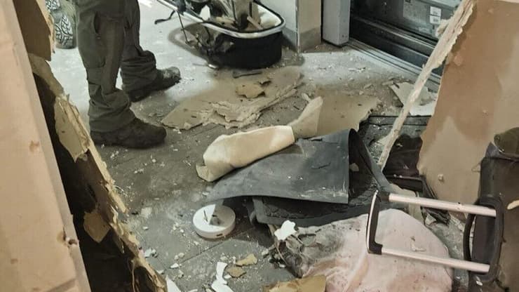 רימון רסס הושלך במהלך הלילה בכניסה לבניין מוגרים והתפוצץ