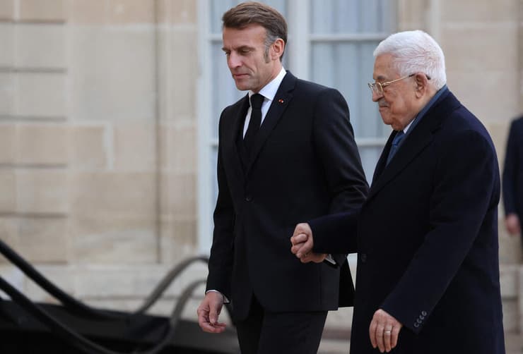 "מדינת פלסטין הכירה במדינת ישראל". אבו מאזן ומקרון (צילום: Ludovic MARIN / AFP) נשיא צרפת מקרון עם אבו מאזן בביקורו בצרפת