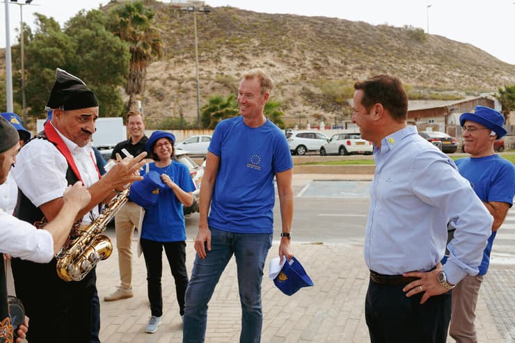 רז קינסטליך, ראש העיר ראשון לציון, שגריר האיחוד האירופי, מייקל מאן ומתנדבי האירוע במהלך אחד המופעים (צילום: אפי יוספי) רז קינסטליך, ראש העיר ראשון לציון, שגריר האיחוד האירופי, מייקל מאן ומתנדבי האירוע במהלך אחד המופעים