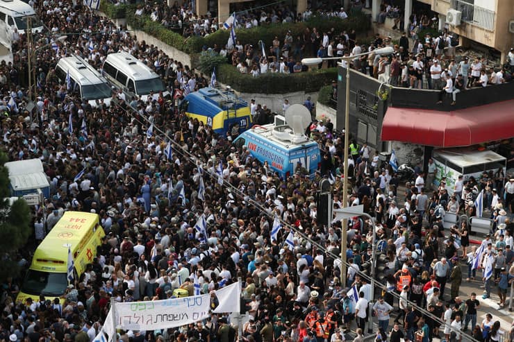 המונים מלווים את הדר בדרכו האחרונה (צילום: REUTERS/Ronen Zvulun) הלוייתו של סגן הדר גולדין ז"ל