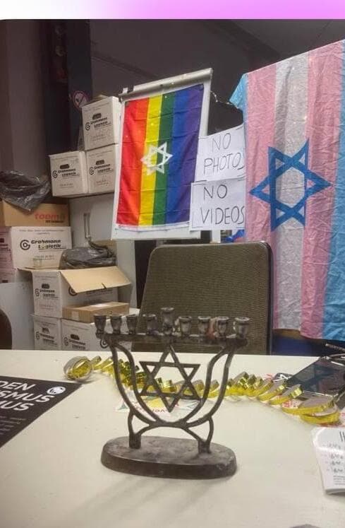 דגל ישראל וחנוכייה באחד החדרים