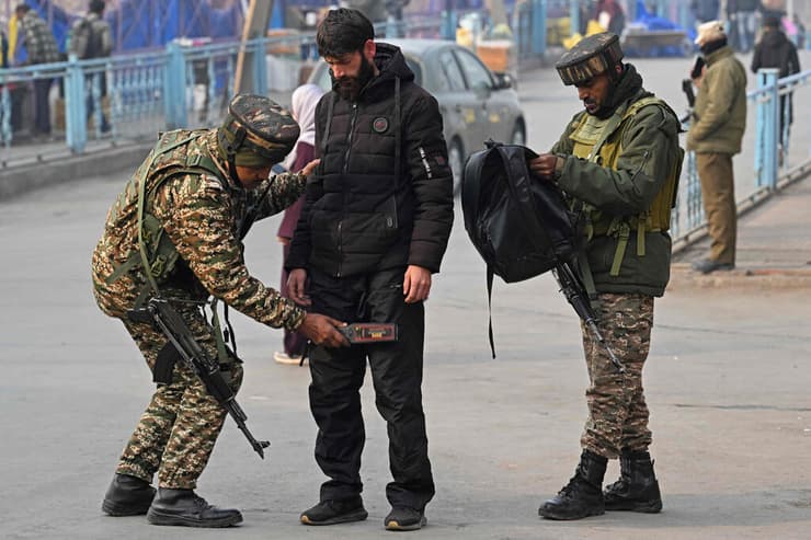 הודו כוחות ביטחון ב סרינגר אחרי פיצוץ מכונית המצודה האדומה דלהי