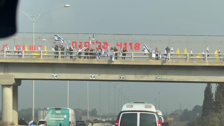 "4,118 סליחות" (צילום: בן גוטמן ) משפחת גולדין בדרכם להלוויה, עוברים על פני המוני האזרחים שיצאו עם דגלים