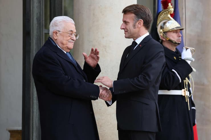 מקרון ואבו מאזן, הערב בפריז (צילום: Ludovic MARIN / AFP) נשיא צרפת מקרון עם אבו מאזן בביקורו בצרפת