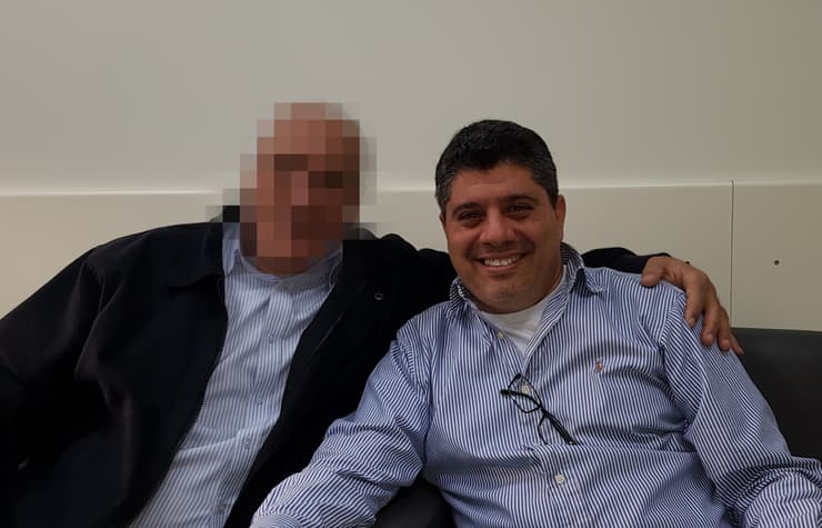 צחי עם אביו הביולוגי בשירות למען הילד בעת פתיחת תיק האימוץ