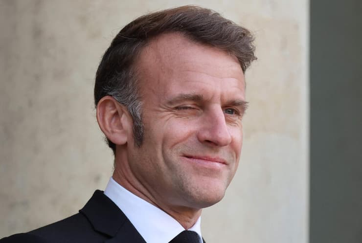 "להגן על שותפינו". הנשיא מקרון (צילום: Ludovic MARIN / AFP) נשיא צרפת מקרון עם אבו מאזן בביקורו בצרפת