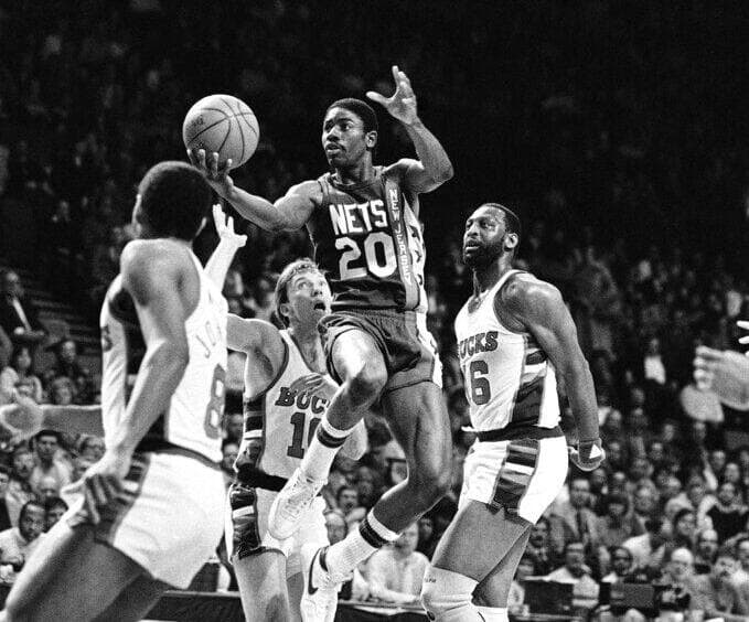 ריצ'רדסון מרחף במדי ניו ג'רזי נטס (צילום: AP Photo/Tom Lynn) מייקל ריי ריצ'רדסון במדי ניו ג'רזי נטס