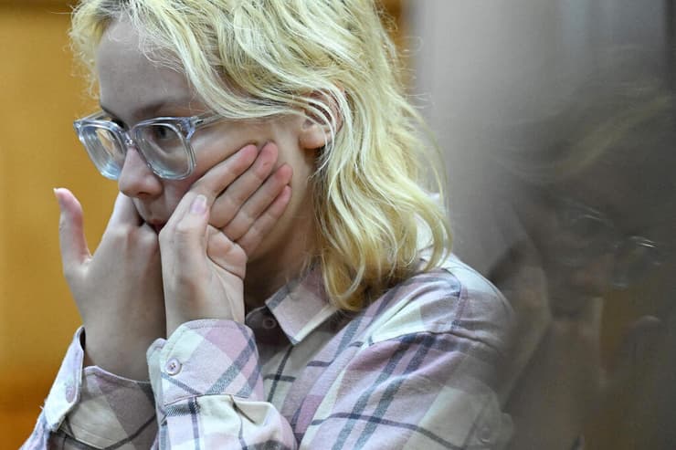 רוסיה זמרת רחוב דיאנה לוגינובה שרה נגד הקרמלין הולכת לכלא