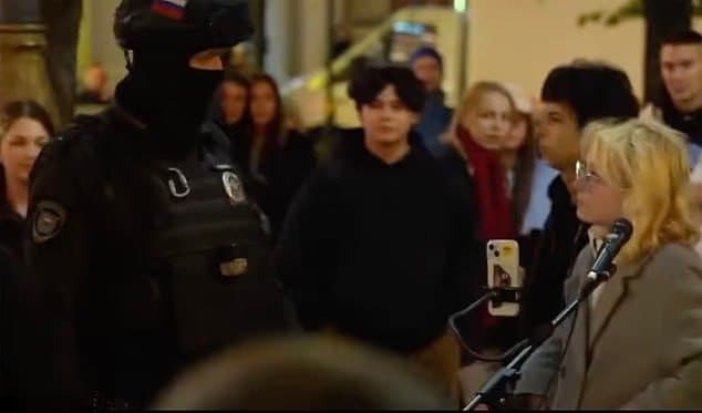 רוסיה זמרת רחוב דיאנה לוגינובה שרה נגד הקרמלין הולכת לכלא