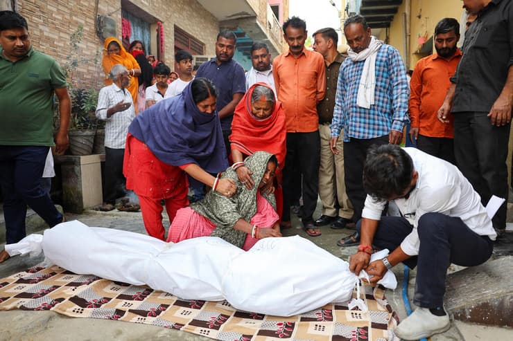הודו אמא של אחד ה הרוגים פיצוץ מכונית ליד המצודה האדומה דלהי