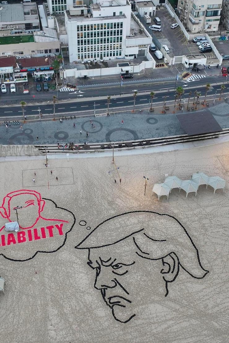 מיצג לכבוד טראמפ בחוף בתל אביב